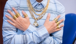 Choáng với màn kheo của đeo vàng kín người của Đàm Vĩnh Hưng